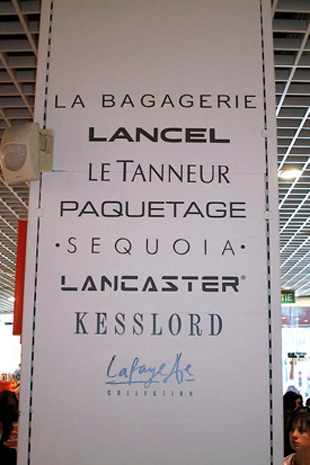 Pannaux de logos dans les Galeries Lafayette